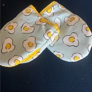 Set of 2 adorable egg Kate Spade Yellow and White Oven Mini Mitts🍳zoom in 4 more